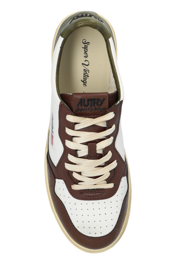 【送料&関税込】Autry Supvint Low Man Sneakers Autry Medalist Low Sneakers In White And Sand Storm Leather